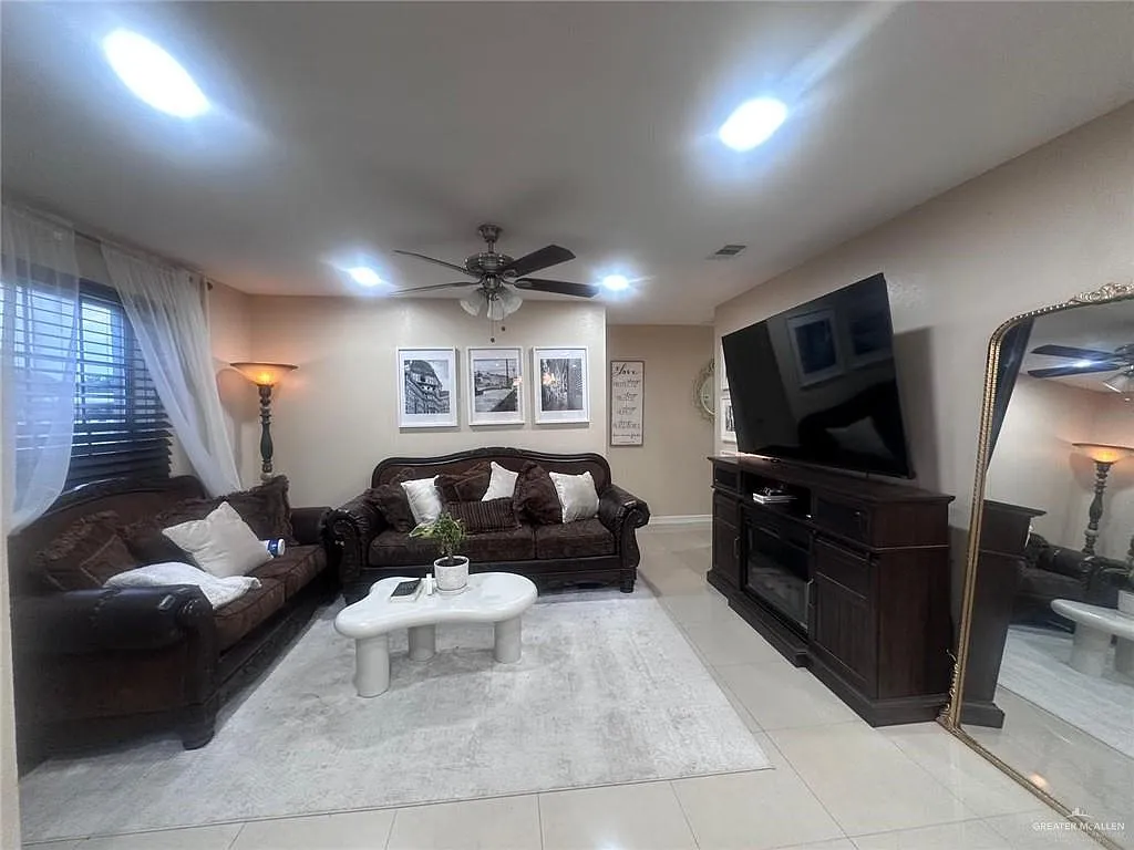 3 bed, 2.0 bath, 1032 sqft, $1,400 — Photo 2