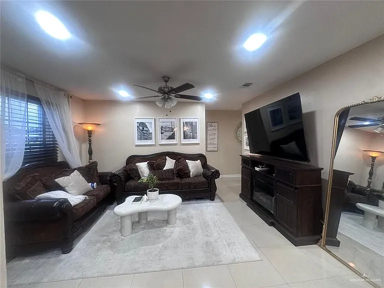 907 E Pebble Dr — Photo 2