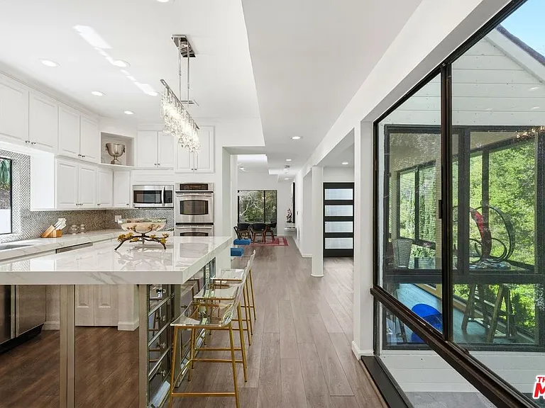 2350 Benedict Canyon Dr — Photo 6