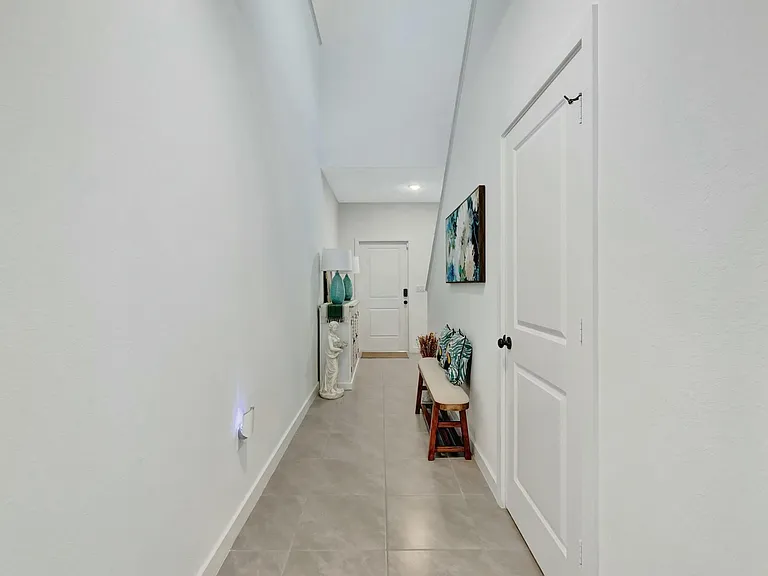 601 NE Waters Edge Ln — Photo 12
