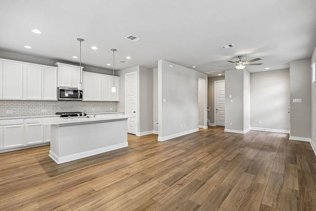 3 bed, 2.5 bath, 1708 sqft, $2,550 — Photo 2