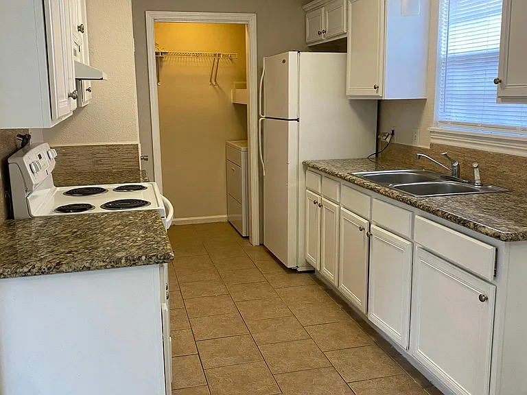 10727 Green Lake Dr — Photo 9