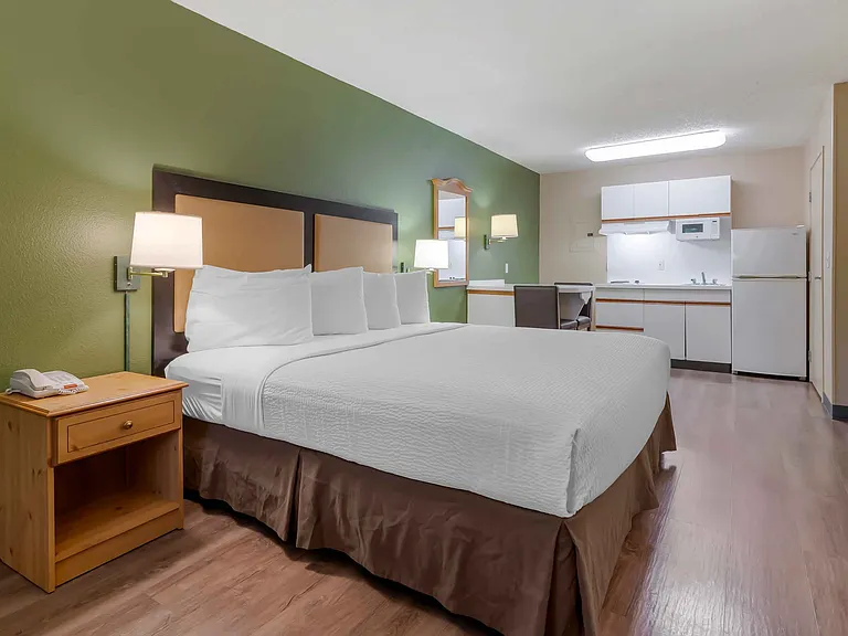 Deluxe Studio - 1 King Bed