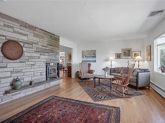 4th image of 13 Meadowbrook Dr