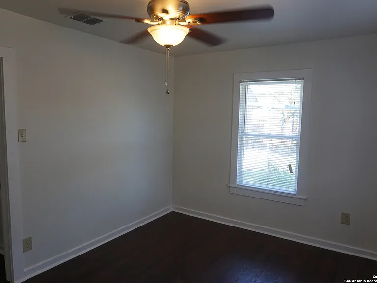 1905 Buena Vista St — Photo 10