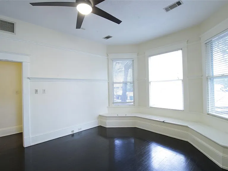 834 E University Ave — Photo 7