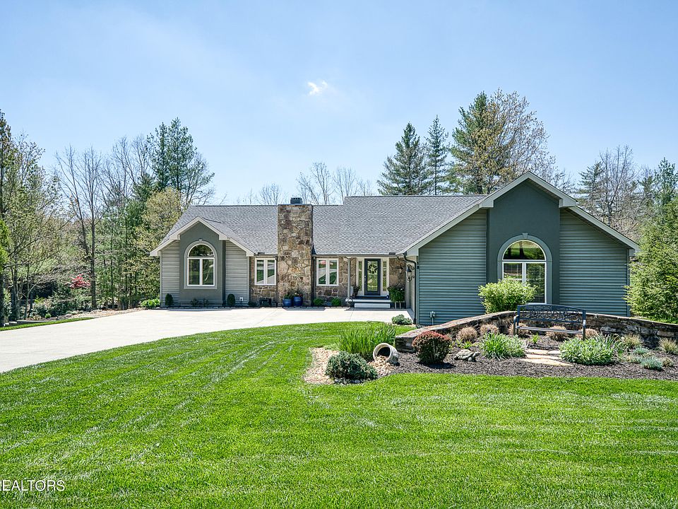 1st image of 18 Castlebridge Ln