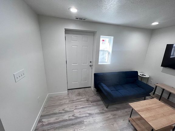 3rd image of 514 W Diamant Ln