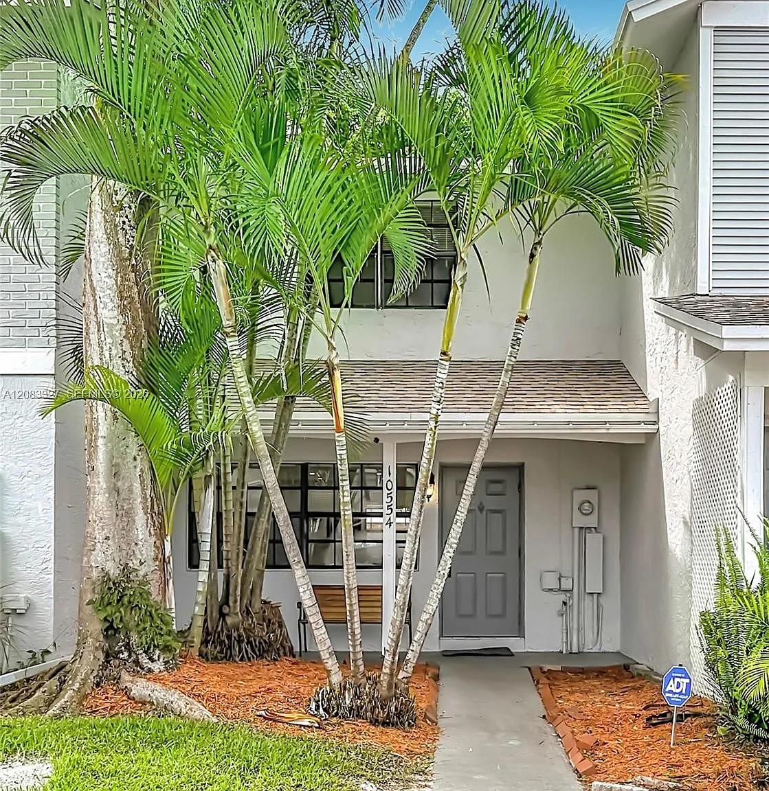 Pembroke Pointe Sec One — Photo 1