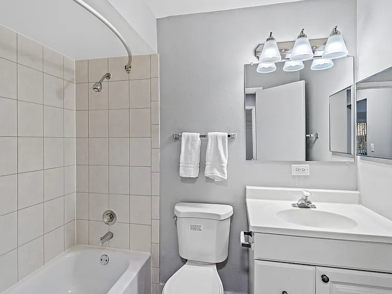 Unit 562-301 Bathroom | Apartment Homes For Rent in Bartlett, IL | Bartlett Lakes
