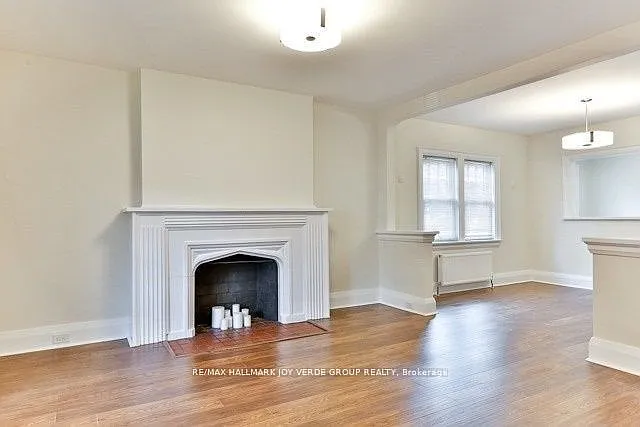 Building Photo - 287 Saint Clair Ave E