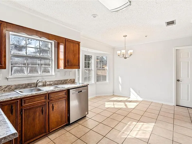 1240 Lynchburg Ct — Photo 4