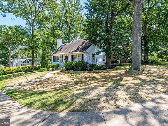 4th image of 610 Crestwood Dr