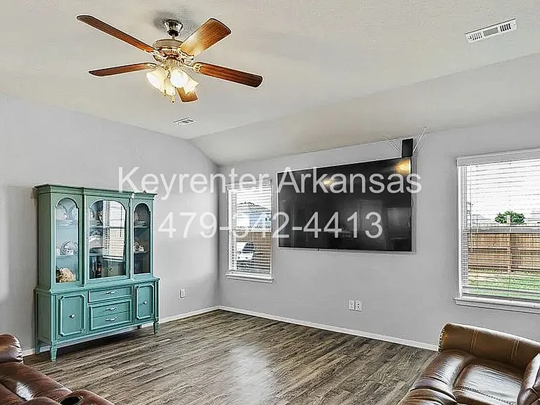 1600 Edinburgh Dr — Photo 4