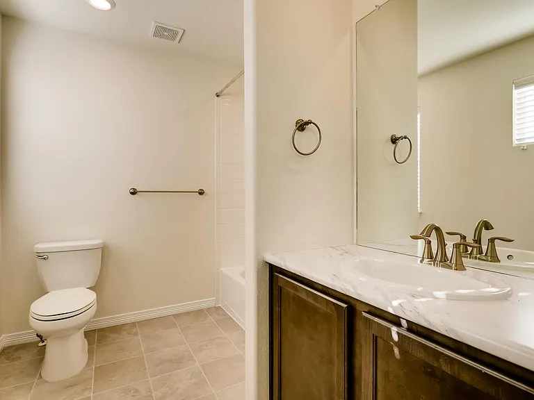 All bedrooms have En Suite bathrooms with both shower and tub.