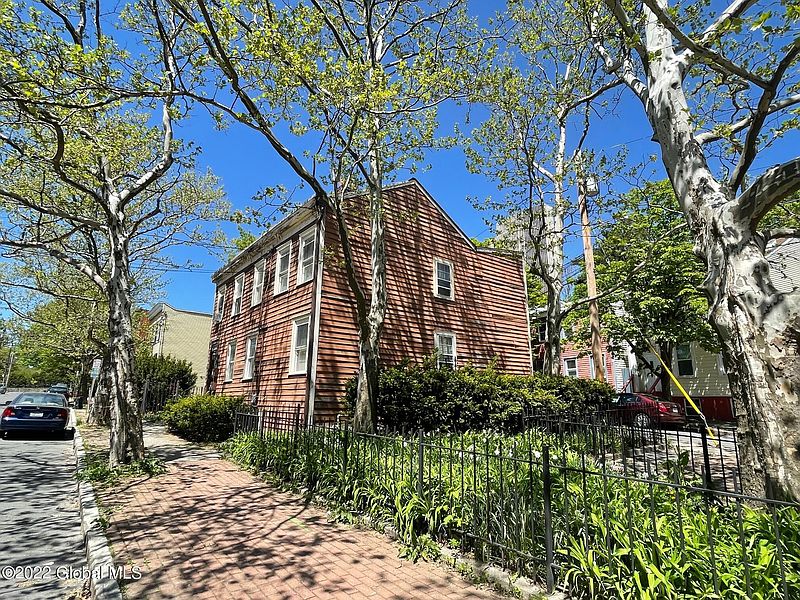3rd image of 33 Myrtle Avenue