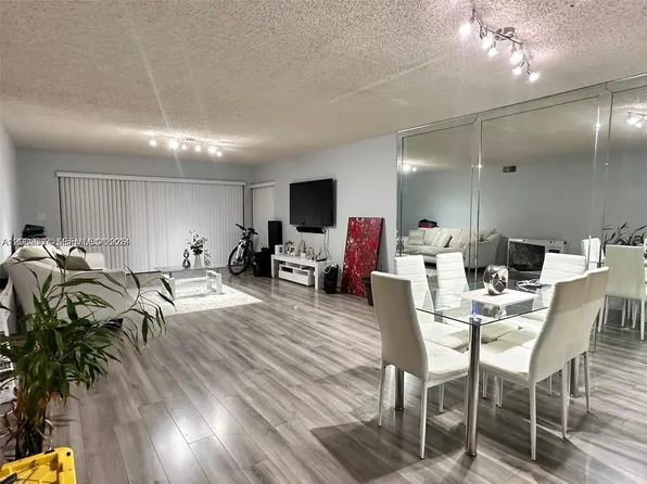 601 Ives Dairy Rd APT 401-8, Miami, FL 33179