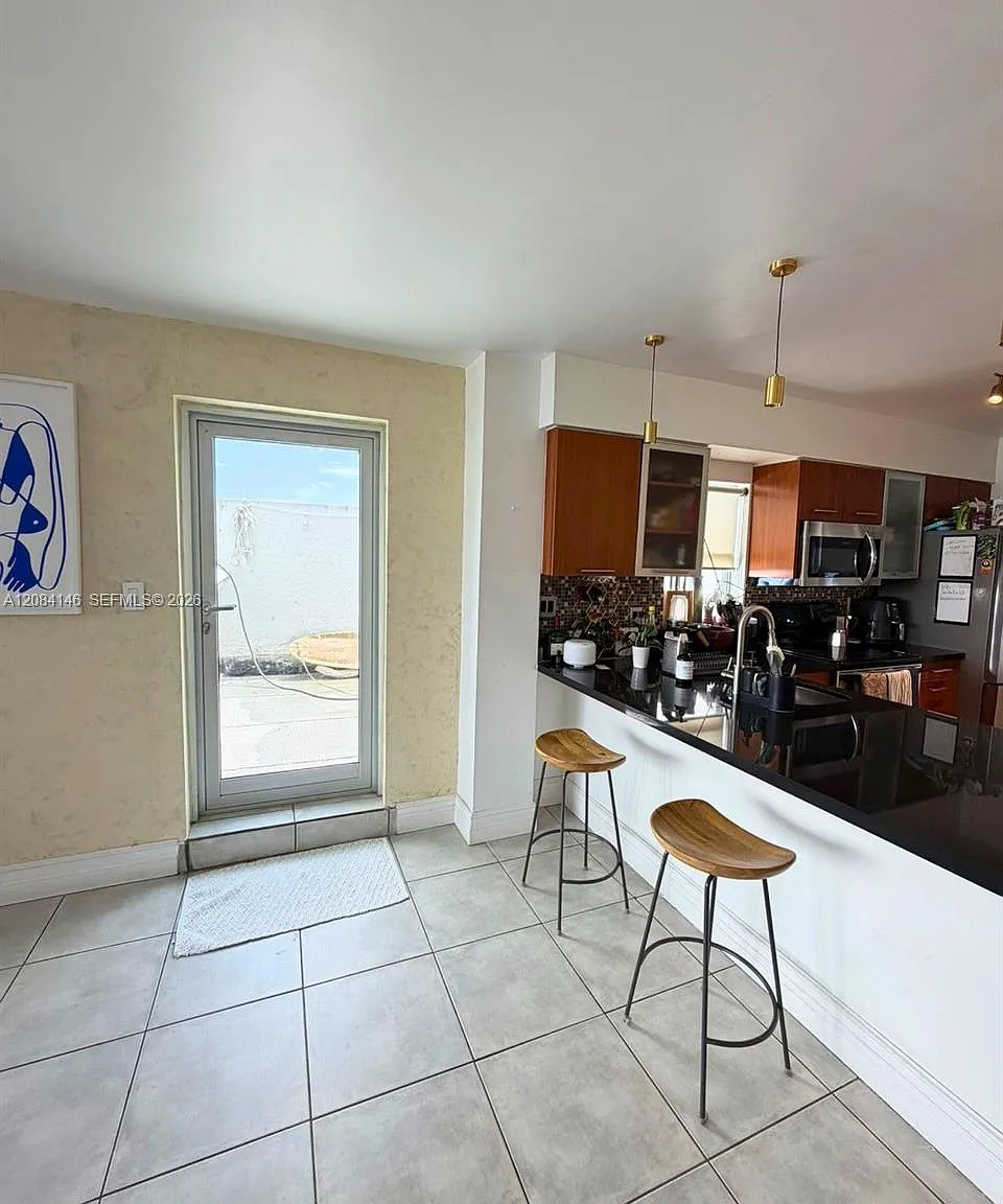 Nirvana Condo No Two Cond — Photo 4