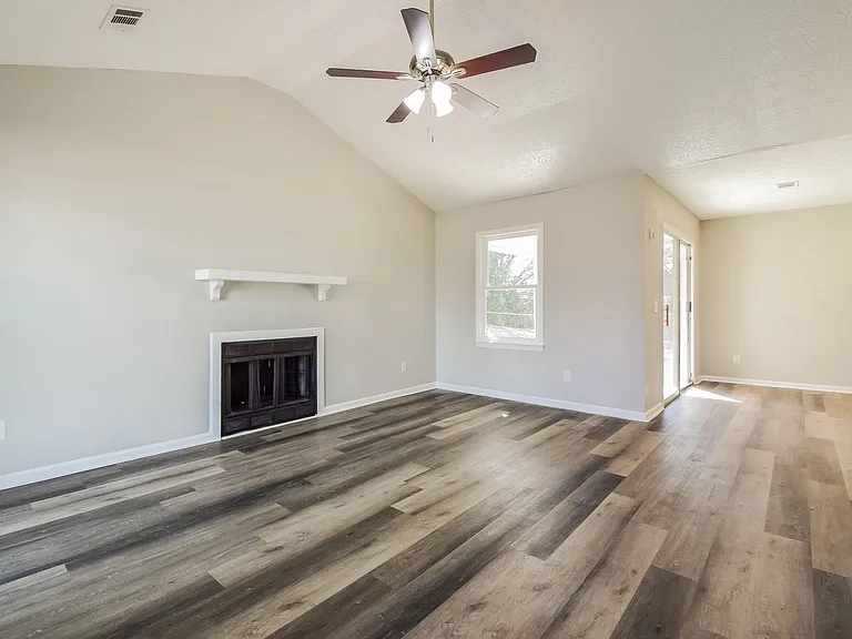 1527004_018_living_room_13542756.jpg