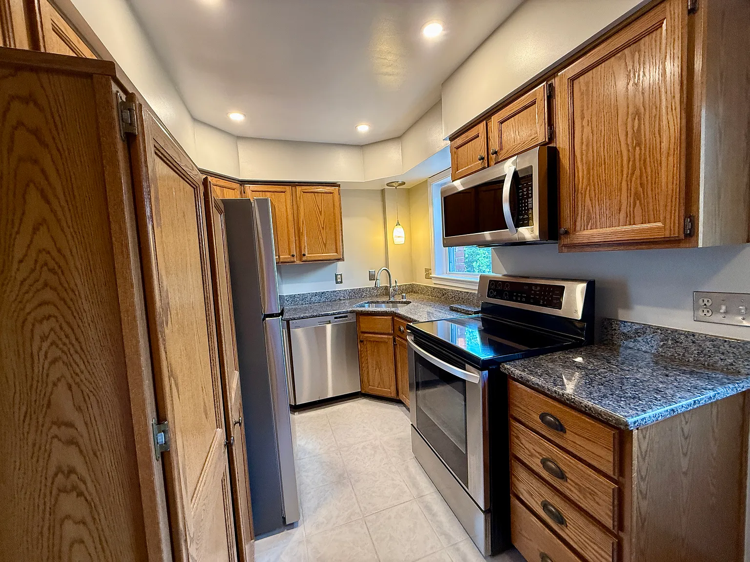 2 bed, 1200 sqft, $3,850 — Photo 2