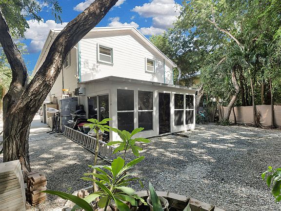 5th image of 323 Bayview Ave