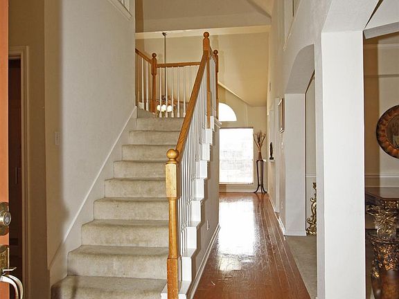 2nd image of 1420 Knob Hill Dr