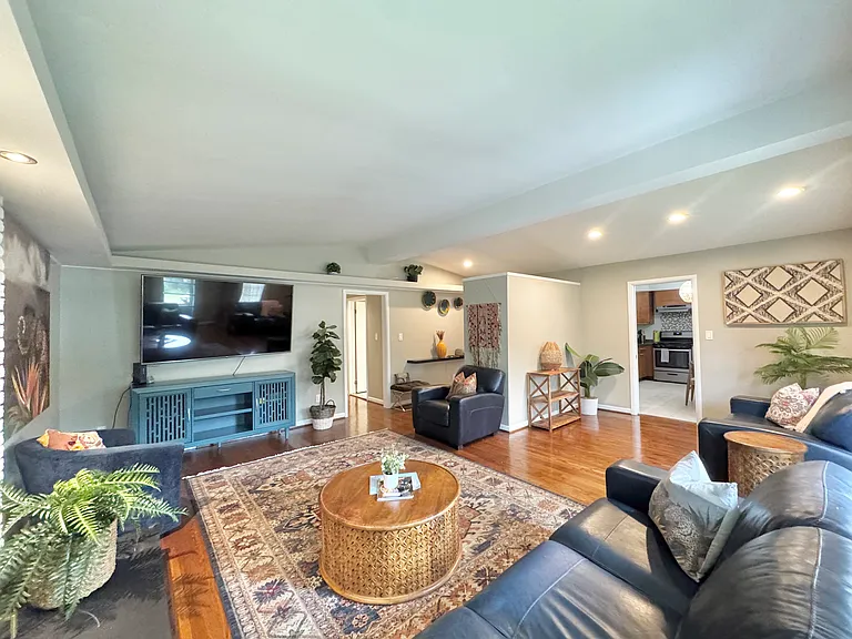 995 Woodlea St — Photo 2