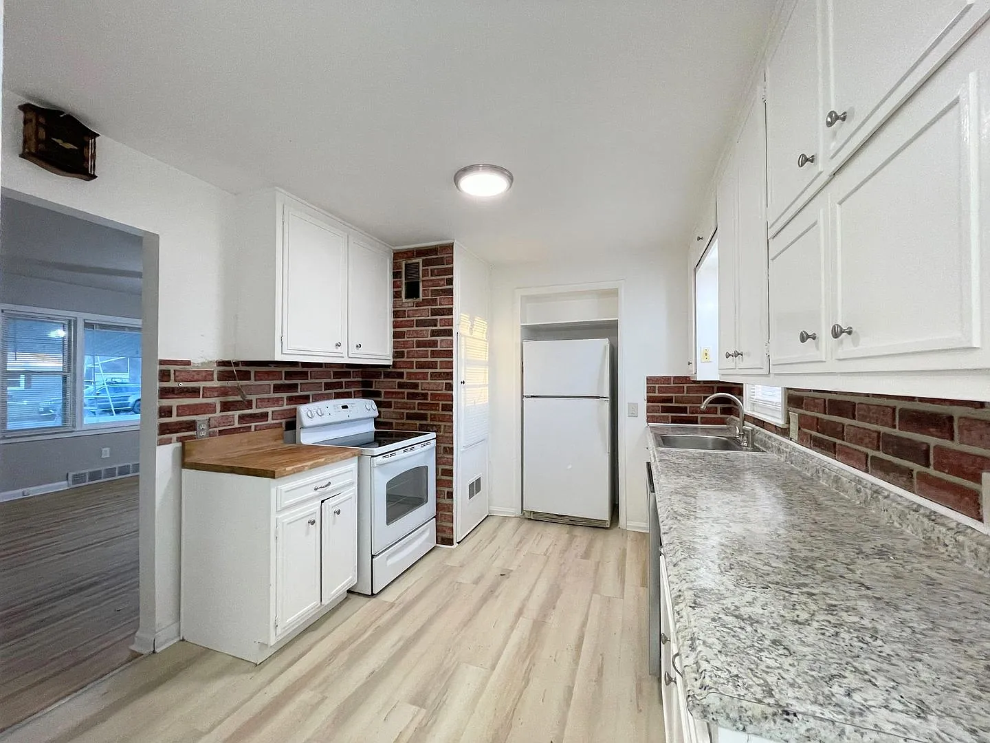 3 bedroom home — Photo 4