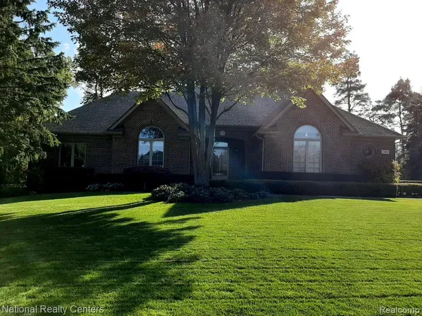 724 Berwick Ct, Highland, MI 48357