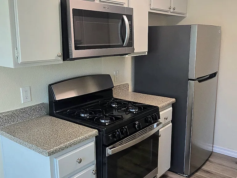 2251 Crenshaw Blvd #6 — Photo 4