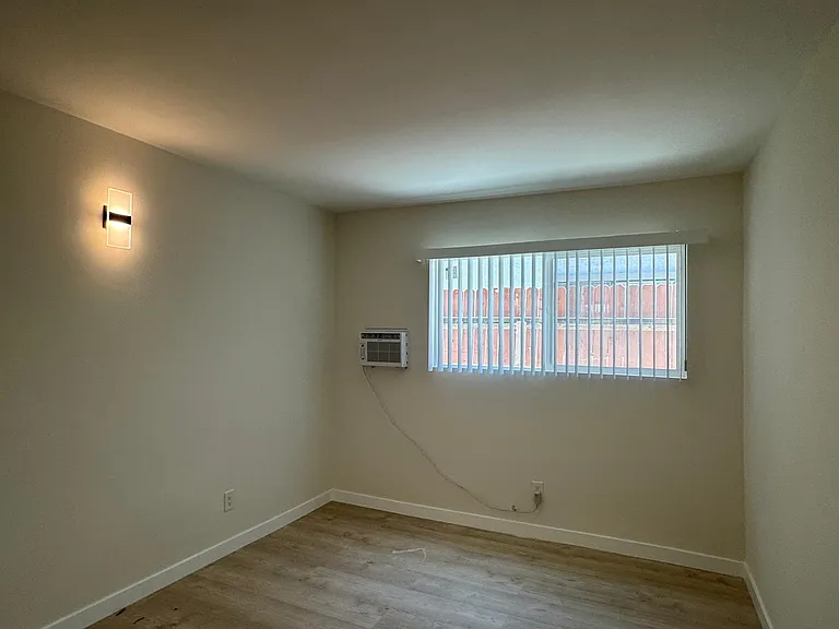 13401 Victory Blvd #4 — Photo 6