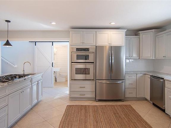 3rd image of 2020 Oak St NE