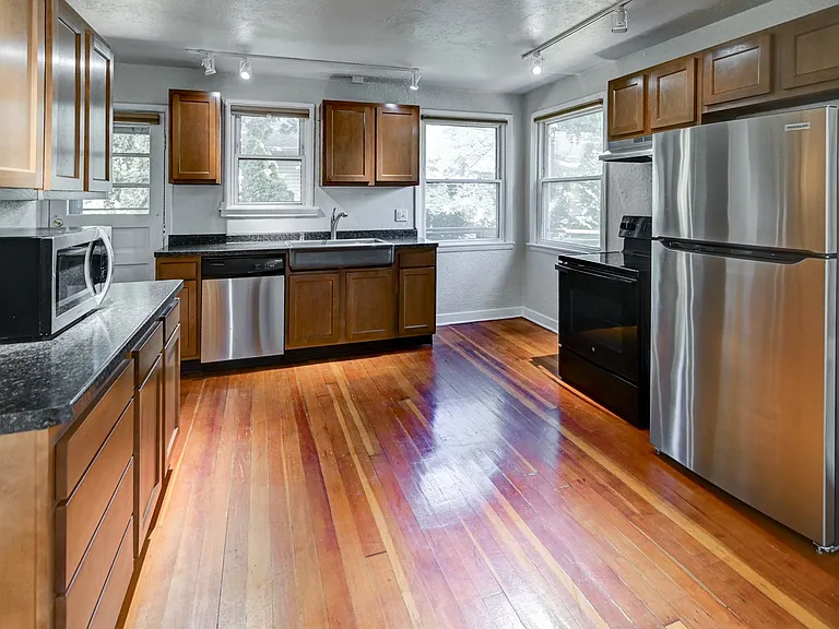 1404 Wyldhaven Ave — Photo 7