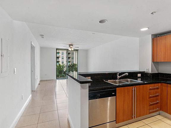 2nd image of 610 Clematis St APT 527