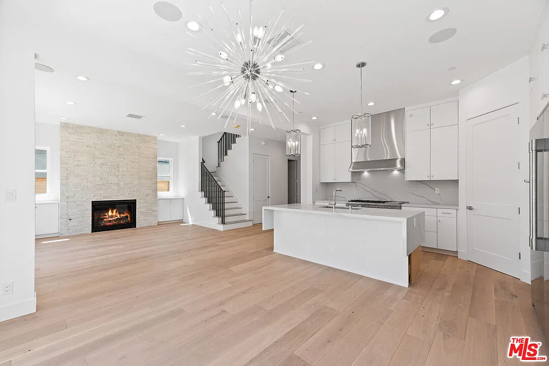 4 bed, 3.5 bath, 2287 sqft, $9,950 — Photo 3