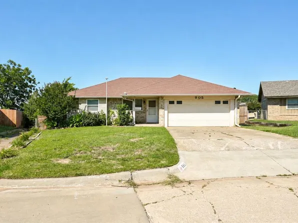 905 Highlander Dr, Moore, OK 73160