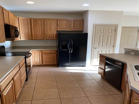 5th image of 418 E Bluebriar Dr
