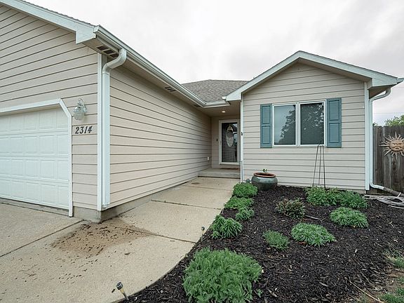 3rd image of 2314 Applewood Ln