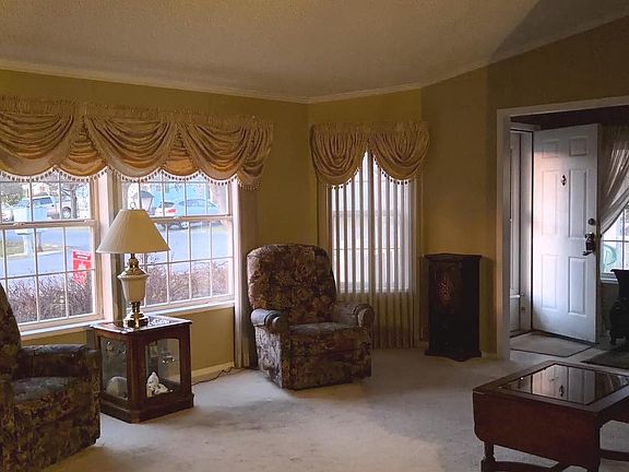 3rd image of 30 Greenbriar Ct