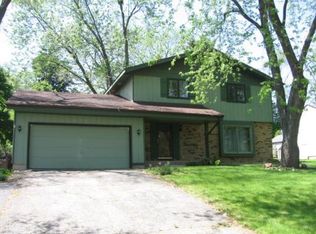 201 Indian Trl, Lake In The Hills, IL 60156