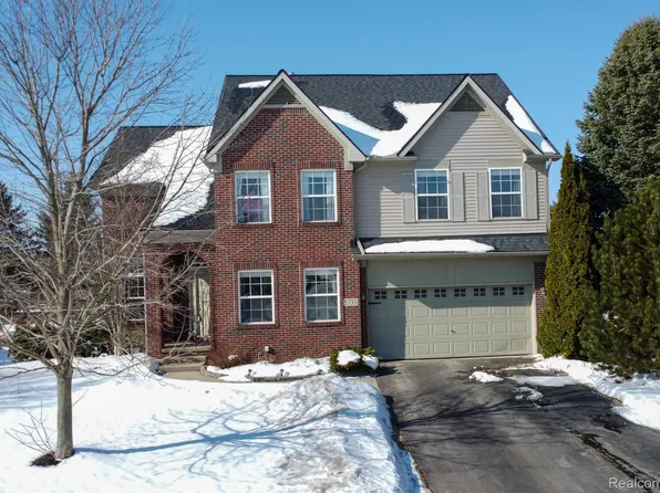 5731 Bingham Dr, Commerce Township, MI 48382