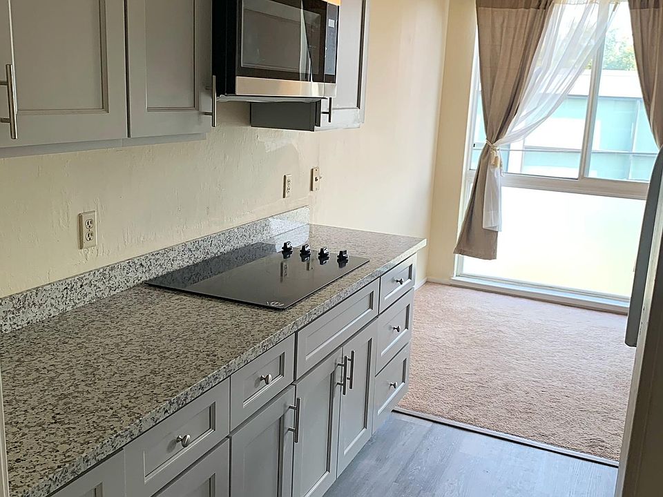NEWLY RENOVATED KITCHEN!