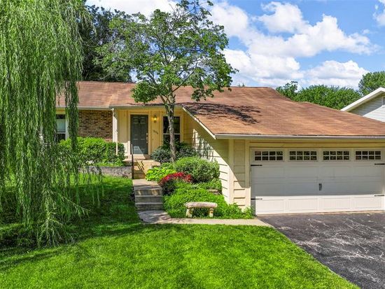 12194 Nettlewood Ct, Maryland Heights, MO 63043