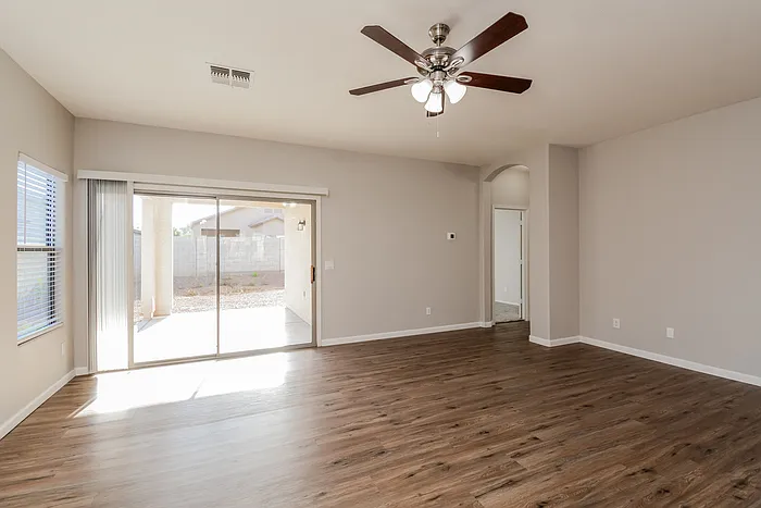 3 bed, 2.0 bath, 1521 sqft, $2,000 — Photo 4