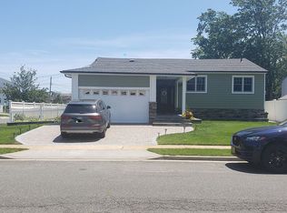 1 Gladys Ln, Freeport, NY 11520