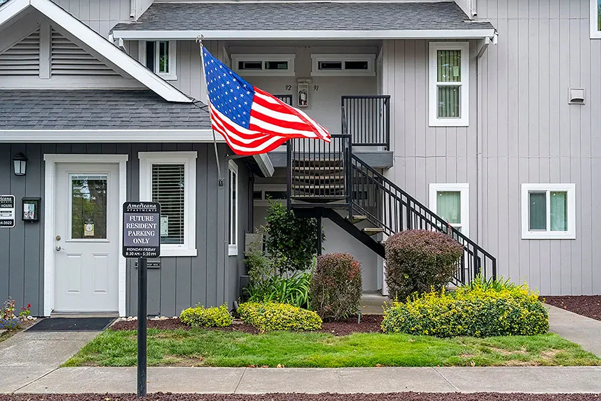 Americana Apartments — Photo 1