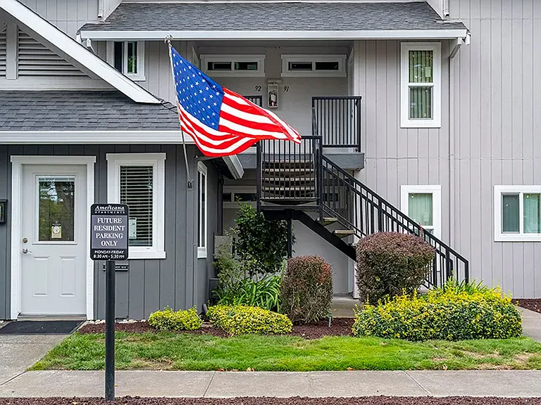 Americana Apartments — Photo 1