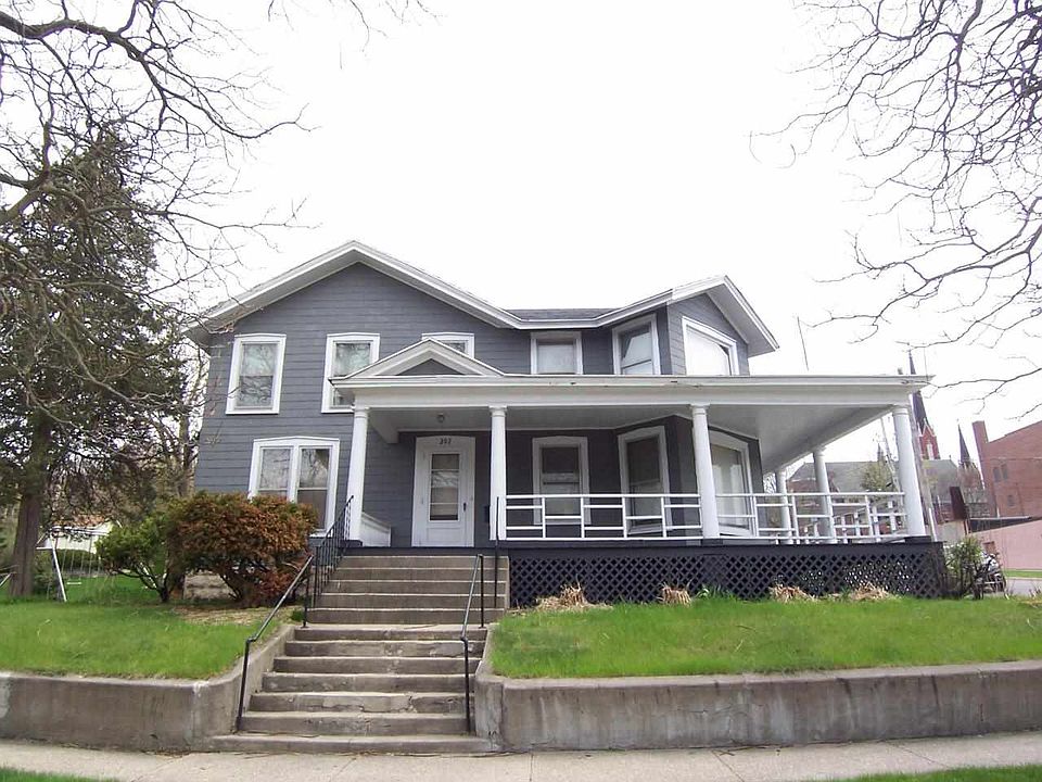 1st image of 202 N Parker Dr