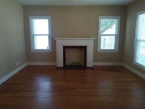 2nd image of 924 S Fannin St