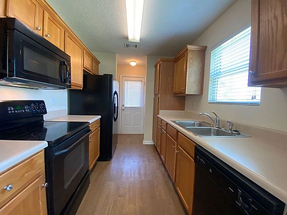 3rd image of 218 Bridgewater Cir